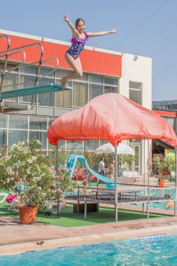 Havuzu yaz günü eğlenceli kız