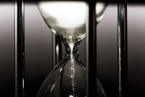 검은색 모래 시계가 오랜 시간 표시기 — 스톡 사진