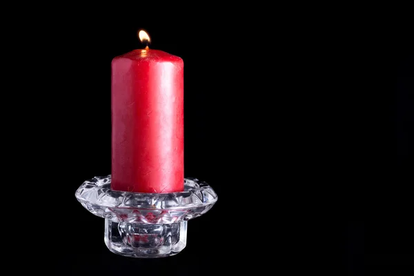 昏暗的灯光下的一支蜡烛，在房间里 — 图库照片