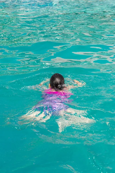 Leuk meisje in zwembad zomerdag — Stockfoto