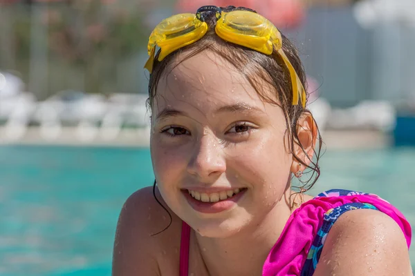 Menina divertida no dia de verão piscina — Fotografia de Stock