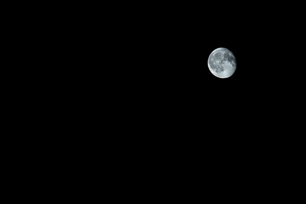 Měsíc v noci na černé bezhvězdnou noční obloha — Stock fotografie