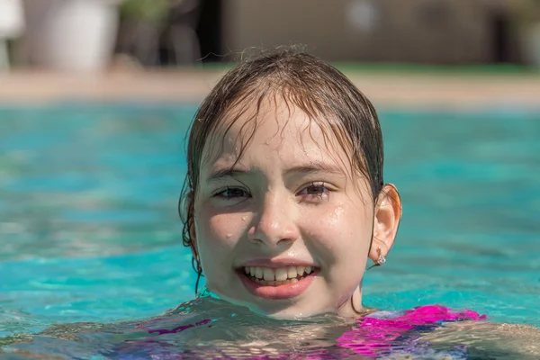 Fun lány medencében nyári nap Stock Kép