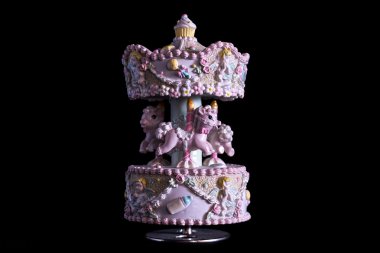 Oyuncak Carousel. Siyah bir arka plan üzerinde sevimli Hediyelik eşya