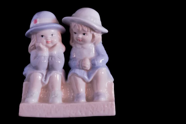 Porcelán figura. Egy kis aranyos dolog a fekete háttér — Stock Fotó