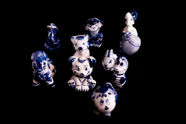 Porcelán figura. Egy kis aranyos dolog a fekete háttér — Stock Fotó