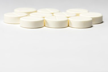 Tablet. Alımı için ilaç. Doktor tarifi göre serbest.