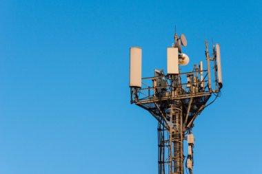 Radyo kulesi mavi gökyüzü bir arka plan üzerinde duruyor