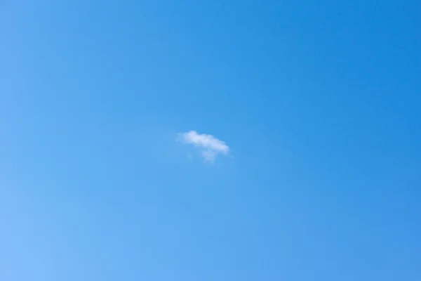 White clouds slowly float across the blue sky — Stock Photo, Image