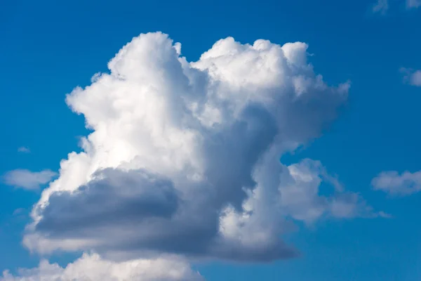 Witte wolken drijven langzaam langs de blauwe hemel — Stockfoto