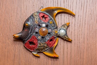 Heykelcik balık duvarda asılı