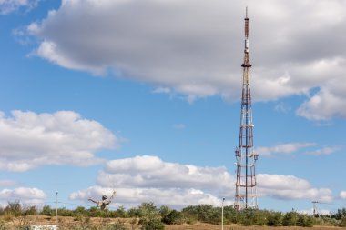 Bulutların altında ülkede TV kulesidir