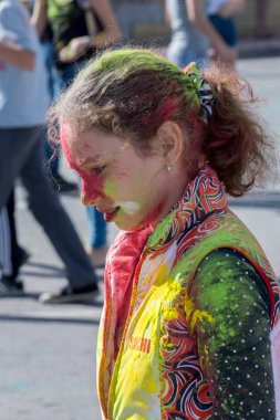 Renkler Festivali'nde eğleniyor kız