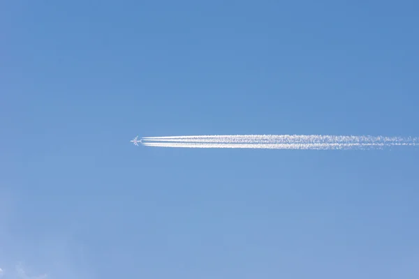 Самолеты, летящие высоко в голубом небе — стоковое фото