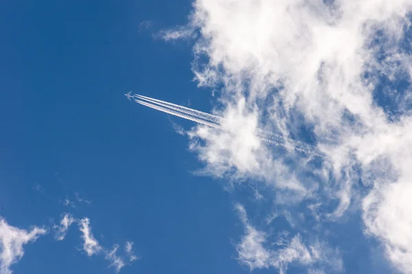 Αεροσκάφη που πετούν ψηλά στο μπλε του ουρανού — Φωτογραφία Αρχείου