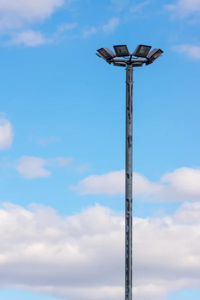 Светильник стоит один на фоне голубого неба — стоковое фото