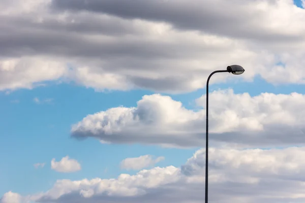 Sokak lâmbası direği mavi gökyüzüne karşı tek başına ayakta — Stok fotoğraf