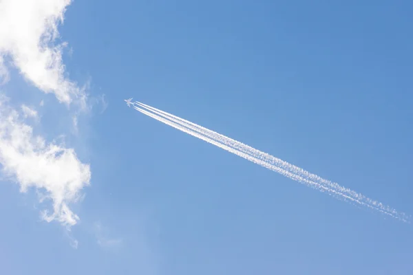 Repülőgép repülő magas, a kék égen Stock Kép