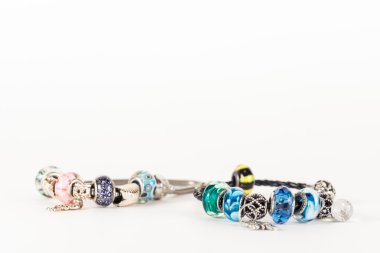 Beyaz bir arka plan üzerinde güzel şık mücevher yalan