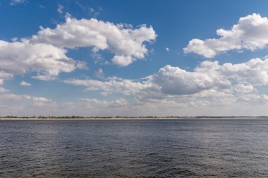 Su yüzeyi. Volga Nehri. Volgograd şehri.