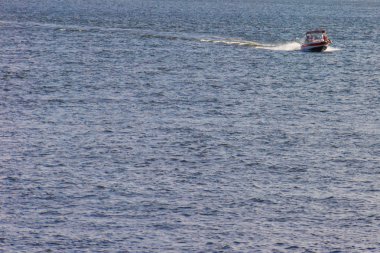 Volga Nehri üzerinde gemi yüzer.
