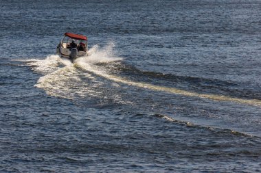 Volga Nehri üzerinde gemi yüzer.