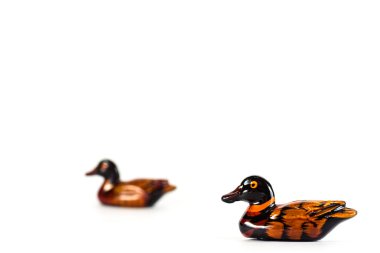 Beyaz zemin üzerinde bir kuş heykelcik