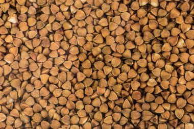 Karabuğday yakın kadar beyaz bir arka plan üzerinde dağınık olduğunu