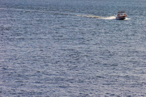 O navio flutua no rio Volga . — Fotografia de Stock