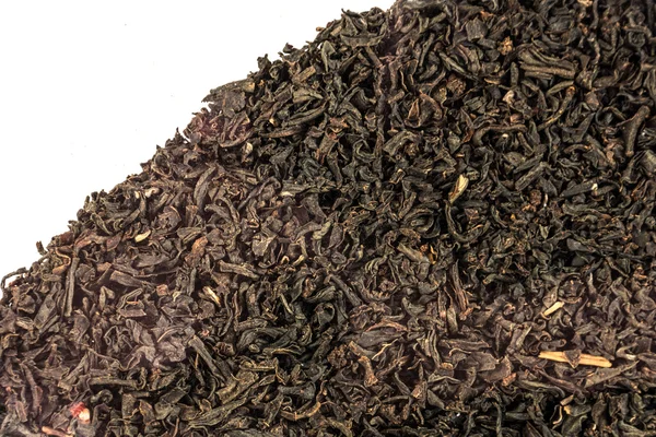 Folhas de chá secas são espalhadas de perto — Fotografia de Stock