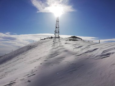 Özbekistan 'da gün batımında dev bir kar dağı