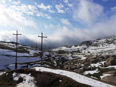 Özbekistan dağlarında yaklaşan kötü hava manzarası