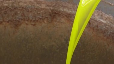 Zeytin işleme hattı. Yeni toplanmış zeytinler modern bir yağ değirmeninde işlenir. Yeşil ve mor zeytinler temizlik ve ütü için bir taşıyıcıya konur..