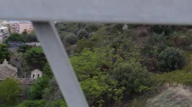 Güney İtalya 'da eski bir kilisenin ve kayalıkların üzerindeki kalenin araba camından manzara.