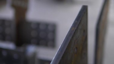 Çelik yapılar, metal işçiliği ve kaynak. Endüstriyel atölyedeki büyük çelik parçaları. Kaynaklı eklemli ve cıvata delikli yapısal çelik..