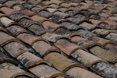 Terracotta fayansları. Eski bir İtalyan köyünün geleneksel çatıları. Güney İtalya 'da eski çatıları olan eski bir mahalle. Terracotta çatısı olan klasik İtalyan evleri..