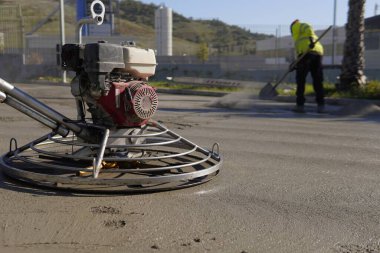 Beton öğütme makinesi. Taze betonu dengelemek için. İnşaat ve yol çalışmaları sırasında beton bitirme ekipmanı.
