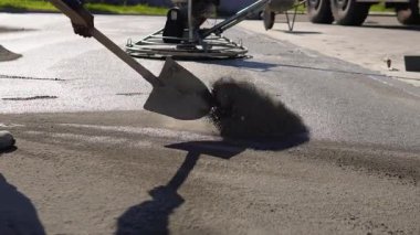 Beton öğütme makinesi. Taze betonu dengelemek için. İnşaat ve yol çalışmaları sırasında beton bitirme ekipmanı.