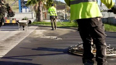 Beton öğütme makinesi. Taze betonu dengelemek için. İnşaat ve yol çalışmaları sırasında beton bitirme ekipmanı.