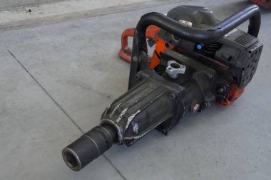 Ağır iş araçlar için benzinle çalışan bir bijon anahtarı. Elektriksiz yol kenarı tamirlerinde kullanılan taşınabilir bir mekanik alet..