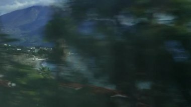 Vezüv, İtalya 'da bir tren penceresinden. Vezüv 'ün ve Napoli' nin çevresini hareket halindeki bir trenin manzarası. Video, İtalya 'nın kırsal bölgelerini gösteriyor..
