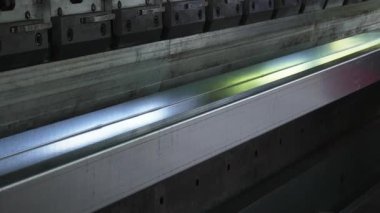 Hidrolik basınç freninde metal levha bükme işlemi. Fren devrede, galvanizli çelik levhayı yüksek hassasiyetle büküyor..