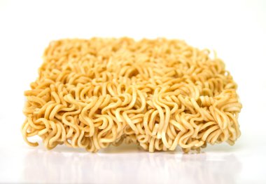 beyaz zemin üzerine kuru anlık erişte