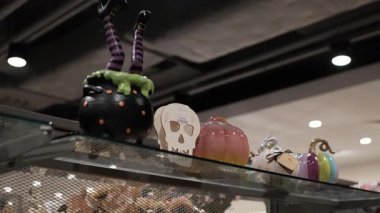 Bir mağaza rafındaki renkli ev dekorasyonlarında yavaş çekim sürücüsü