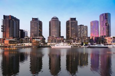 Yansımalar Docklands, Melbourne, kule