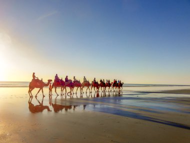 Deveye binmek Cable Beach, Broome, Batı Avustralya üzerinde