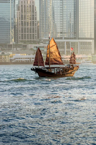 Old Junk on Hong Kong harbour — Stock Photo, Image