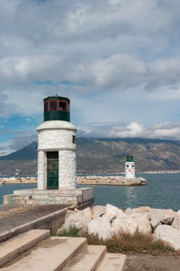 Korint, Yunanistan - 2 Ekim 2025: Corinth Marina deniz fenerinden yaya yoluna