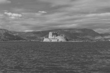 Nafplio, Yunanistan - 29 Eylül 2025 Bourtzi Şatosu, Nafplio 'nun karşısındaki adada siyah beyaz Venedik şatosu.