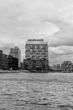Kopenhag, Danimarka - 16 Temmuz 2025: Siyah-beyaz Nordhavn liman bölgesinde bulunan Silo rıhtım apartmanı